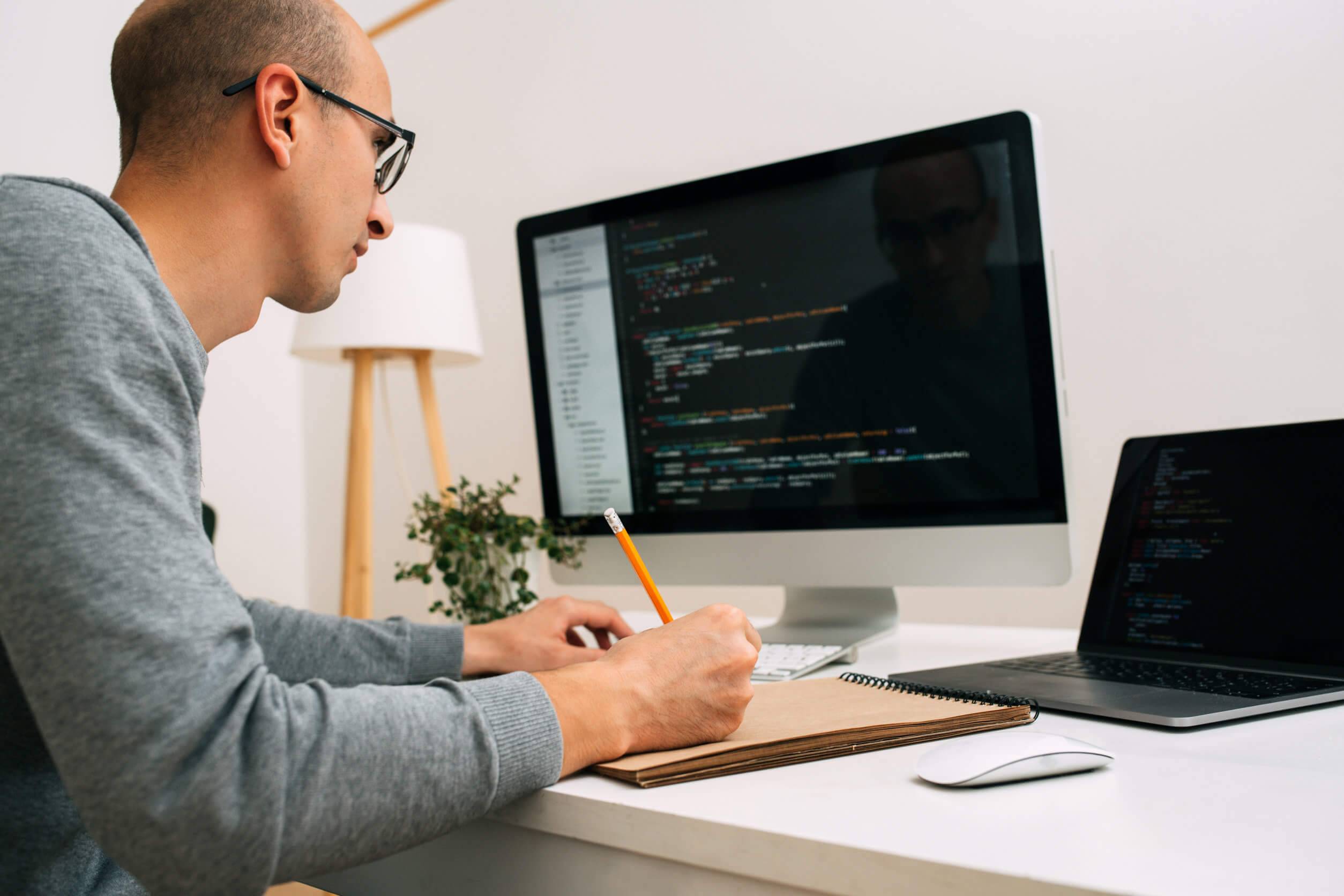 programador-ordenador-oficina-casa